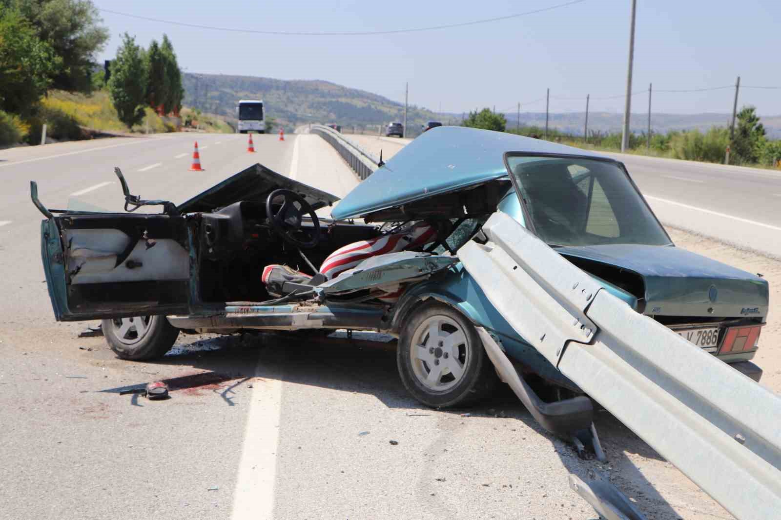 Tofaş bariyerlere ok gibi saplandı: 1 yaralı
