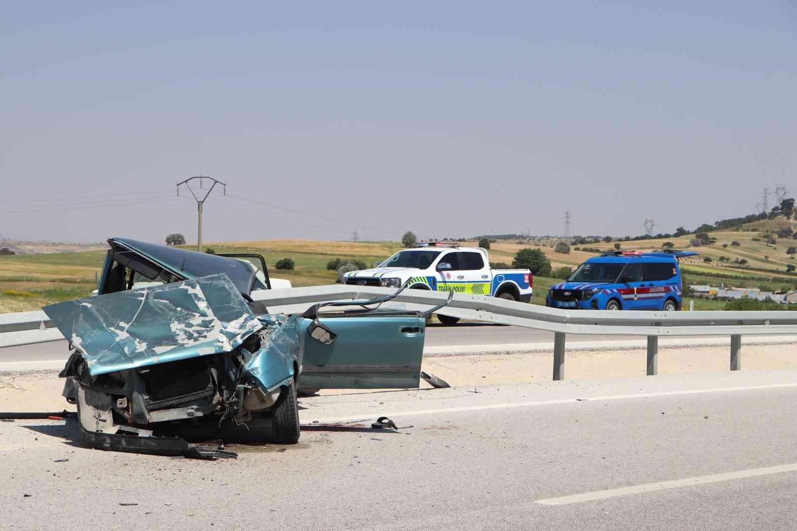 Tofaş bariyerlere ok gibi saplandı: 1 yaralı