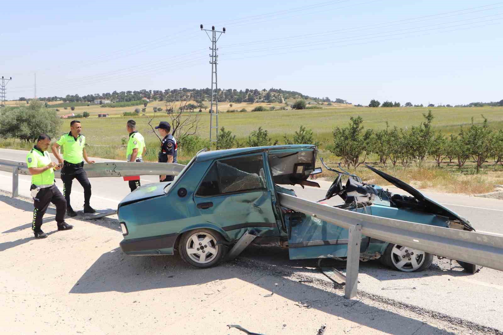 Tofaş bariyerlere ok gibi saplandı: 1 yaralı