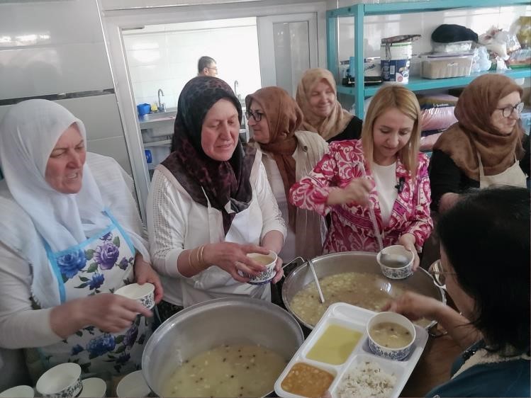 Bu kuyruğun nedeni imece usulü hazırlanan aşure