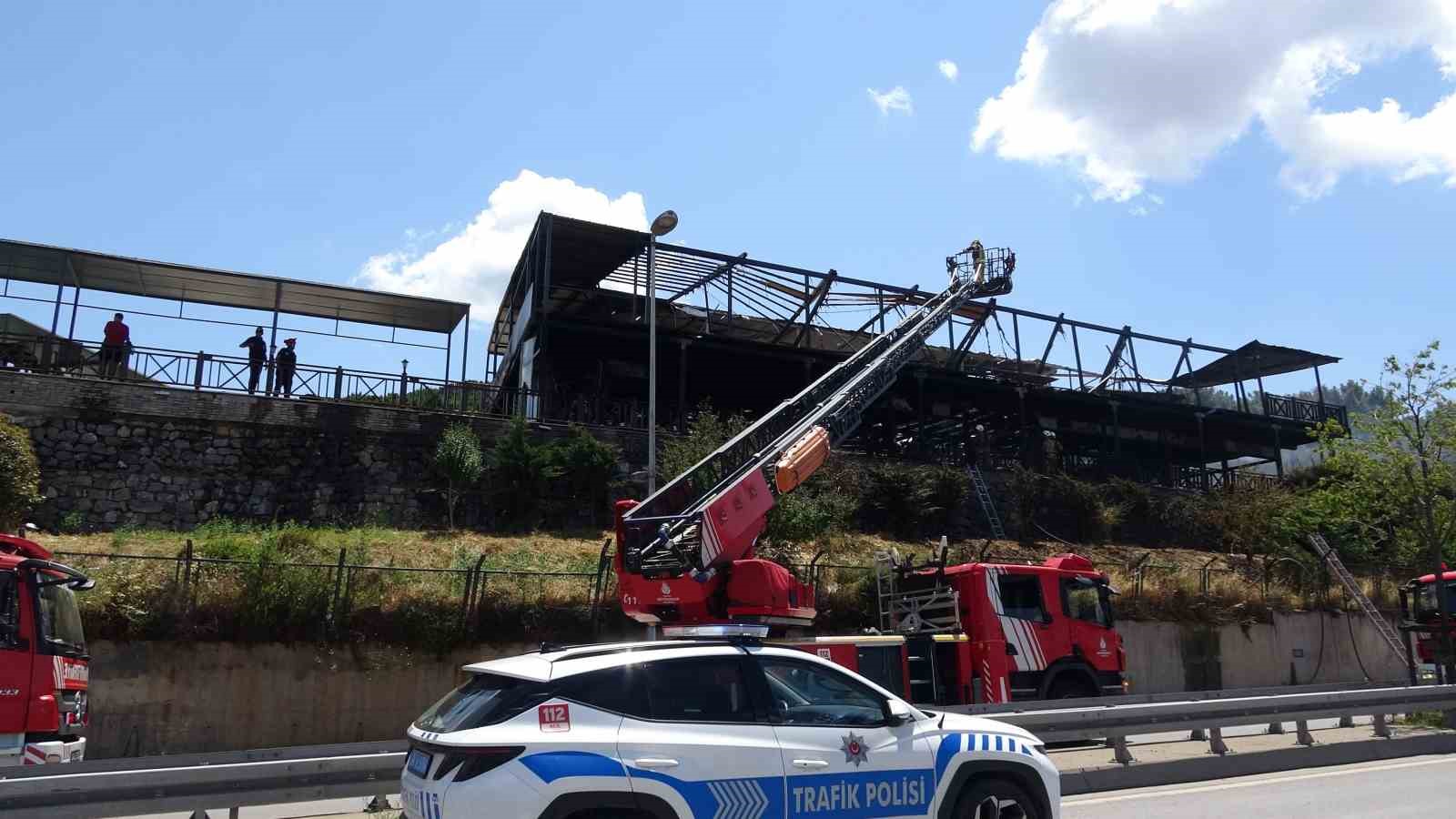 Maltepe’de korkutan yangın: Restoran kullanılamaz hale geldi