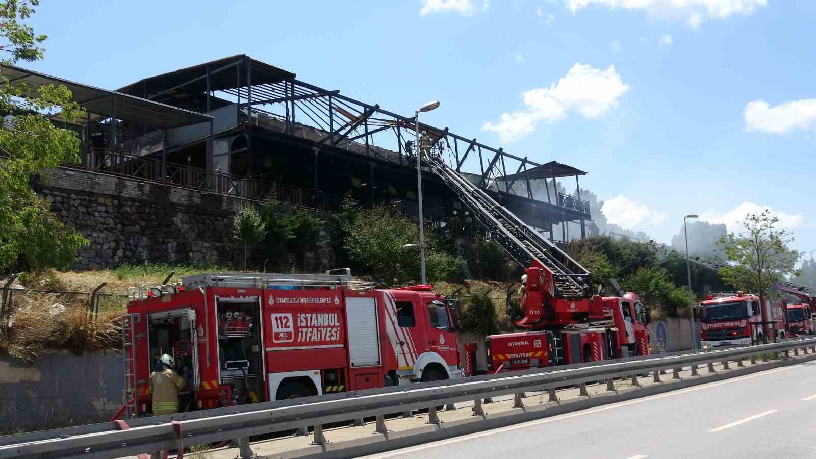Maltepe’de korkutan yangın: Restoran kullanılamaz hale geldi