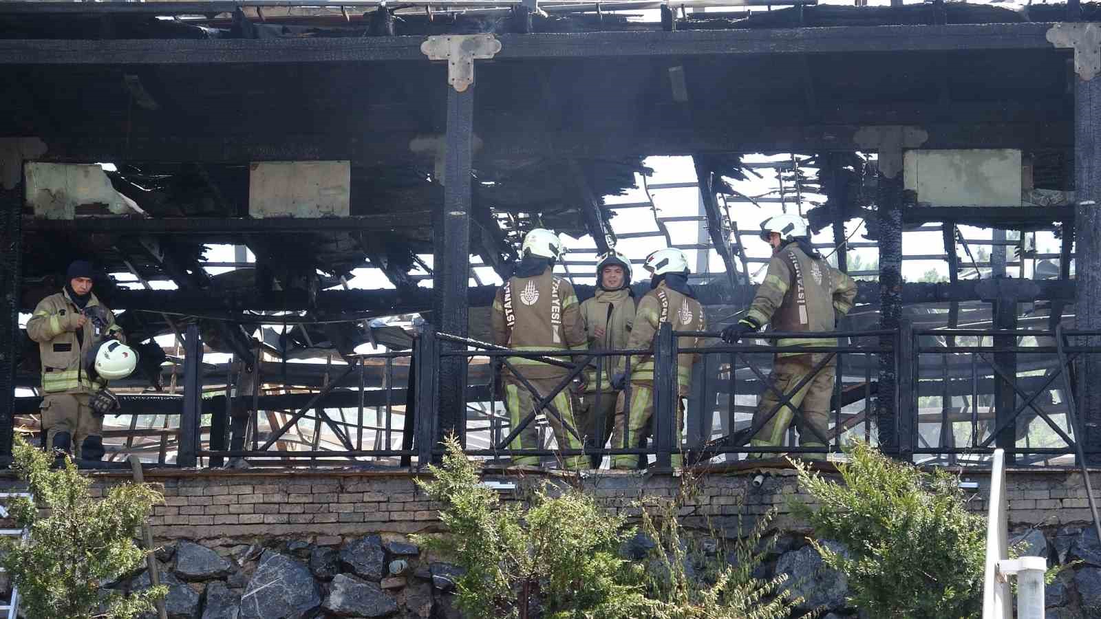 Maltepe’de korkutan yangın: Restoran kullanılamaz hale geldi