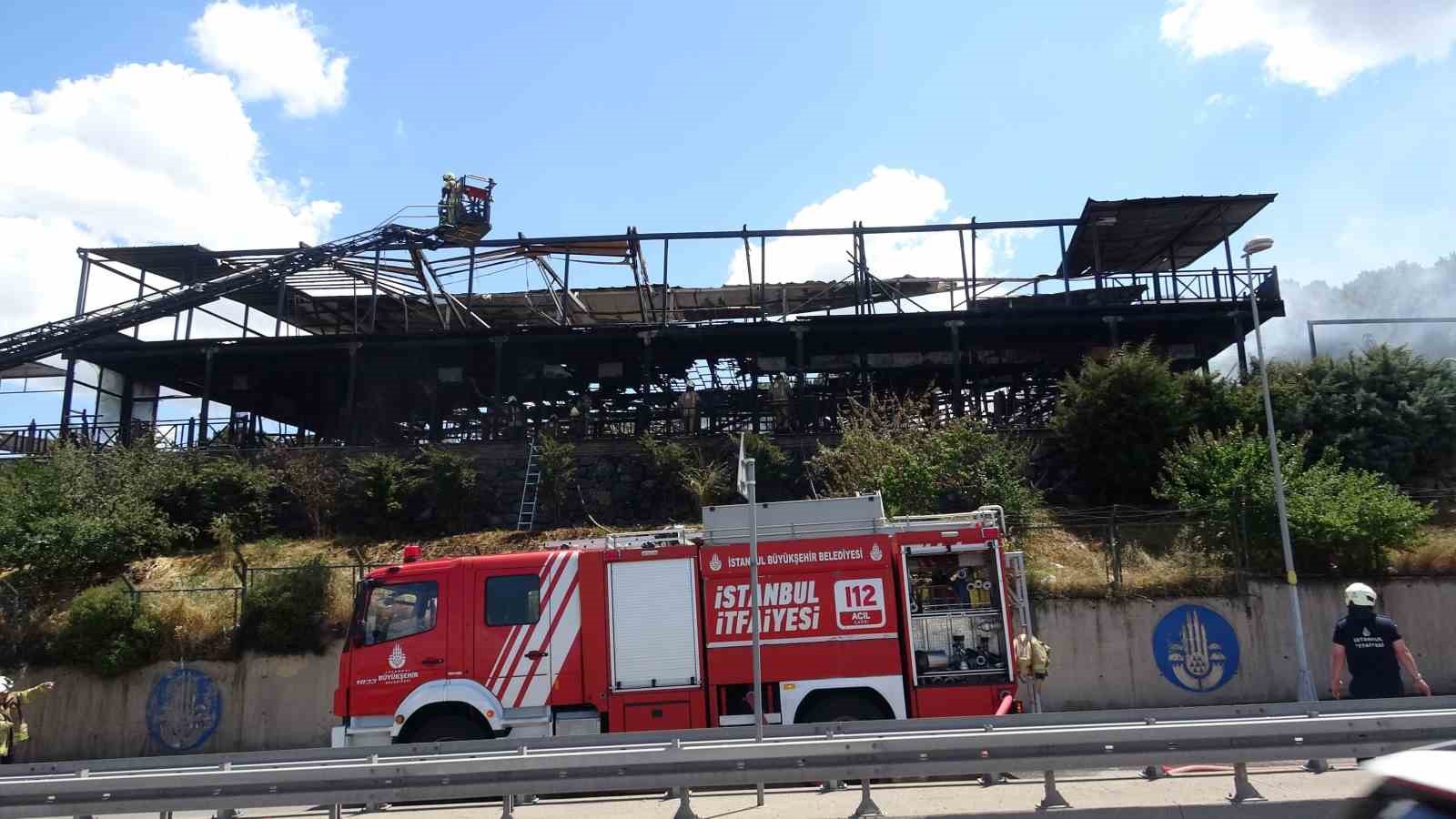 Maltepe’de korkutan yangın: Restoran kullanılamaz hale geldi