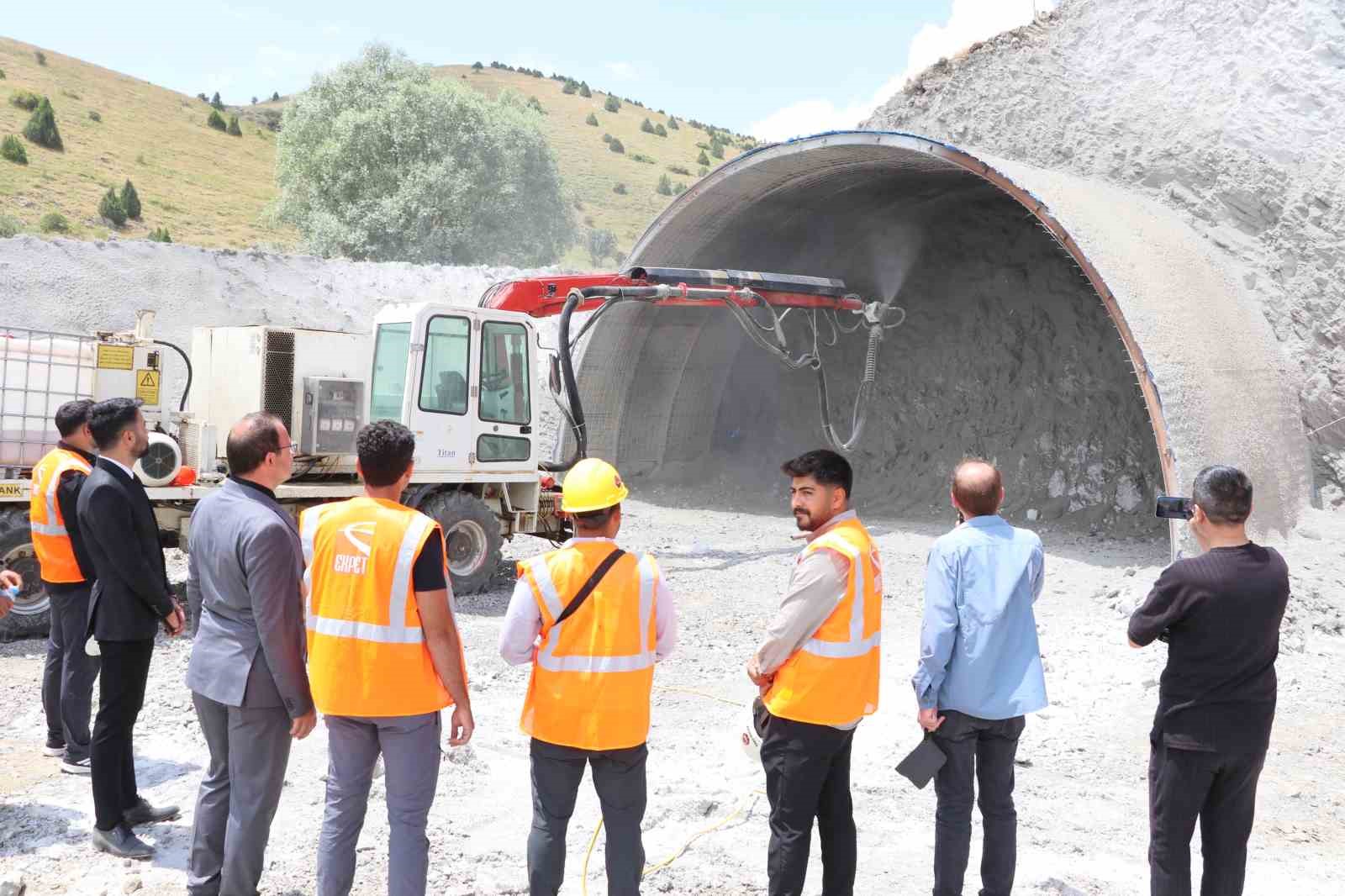 Çamlıbel Tüneli’yle yolun kotu 283 metre düşürülerek yıllık 371 milyon lira tasarraf sağlanacak