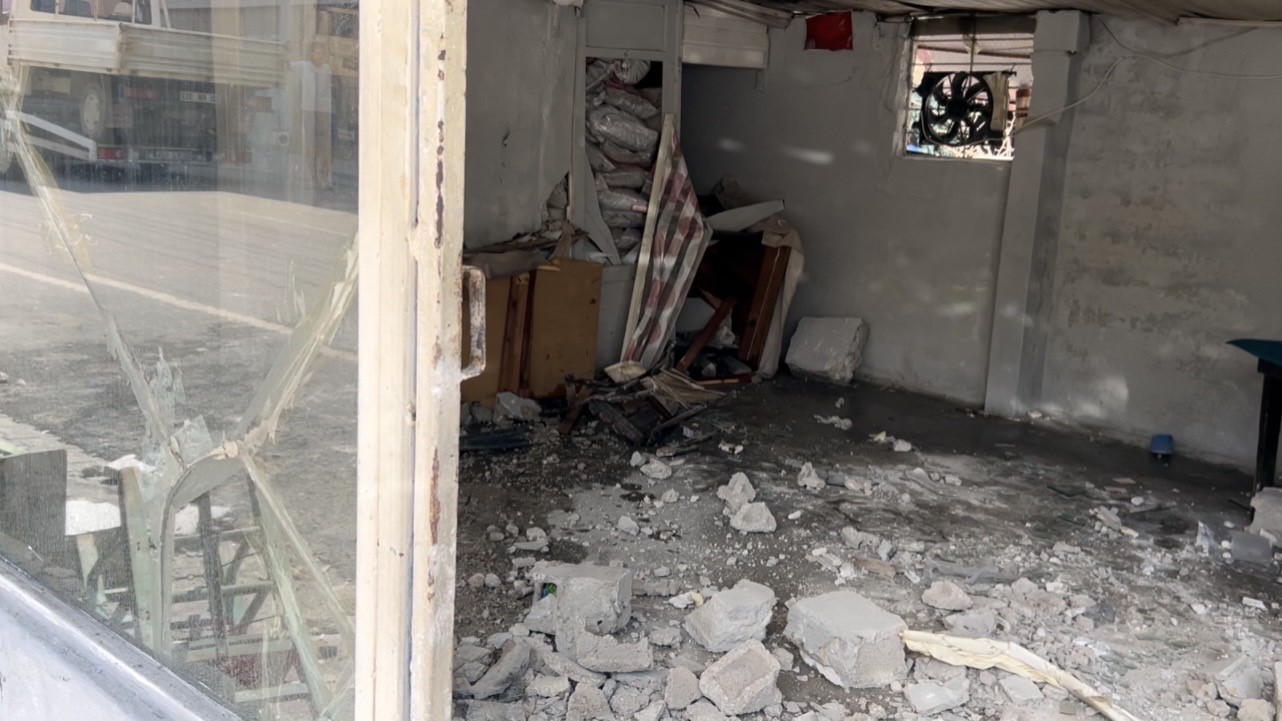 Pikapla çarpışan minibüs kıraathaneye daldı: 1 ölü, 3 yaralı