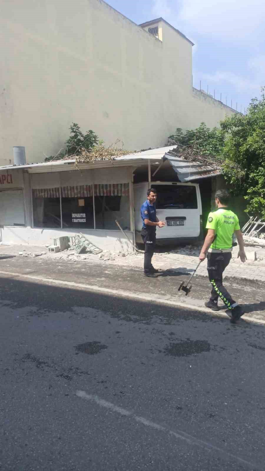 Pikapla çarpışan minibüs kıraathaneye daldı: 1 ölü, 3 yaralı