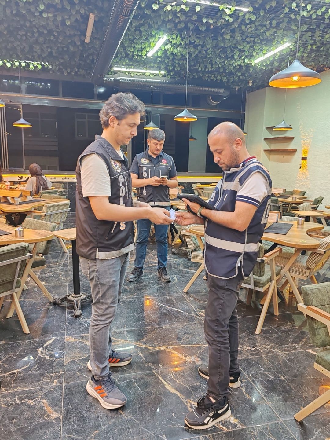 Bilecik’te 1 aranan şahıs yakalanırken 7 araç trafikten men edildi