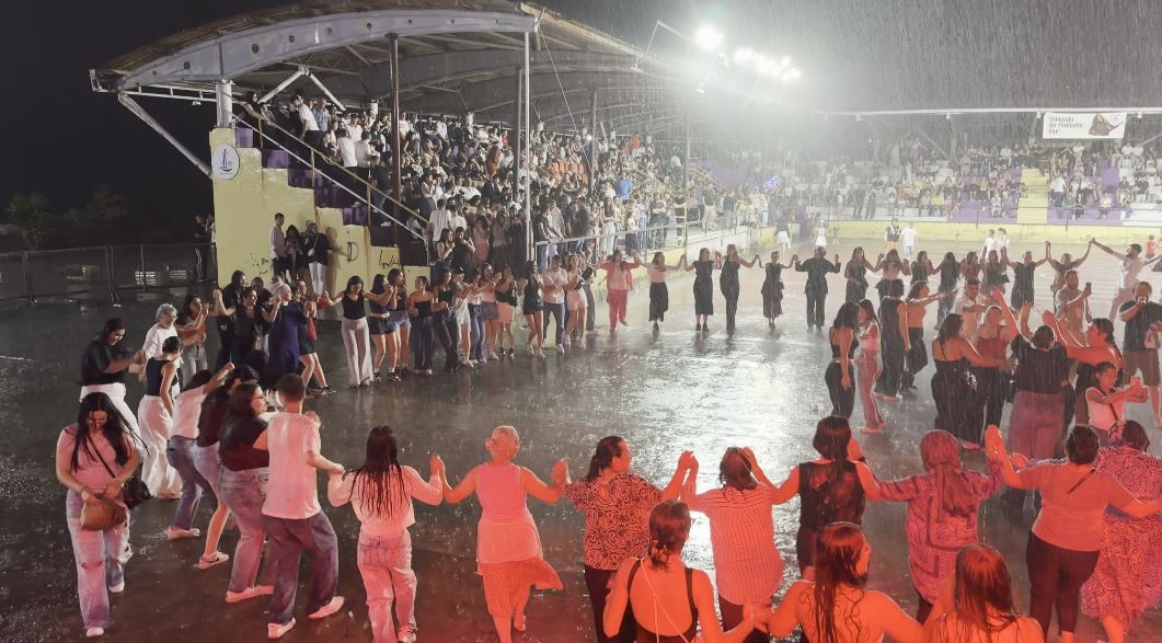 Karadeniz’de konser böyle olur: Sağanak yağmur başladı, onlar horona devam etti