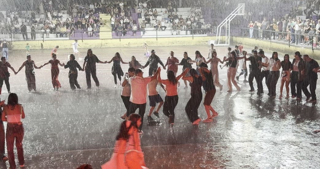 Karadeniz’de konser böyle olur: Sağanak yağmur başladı, onlar horona devam etti