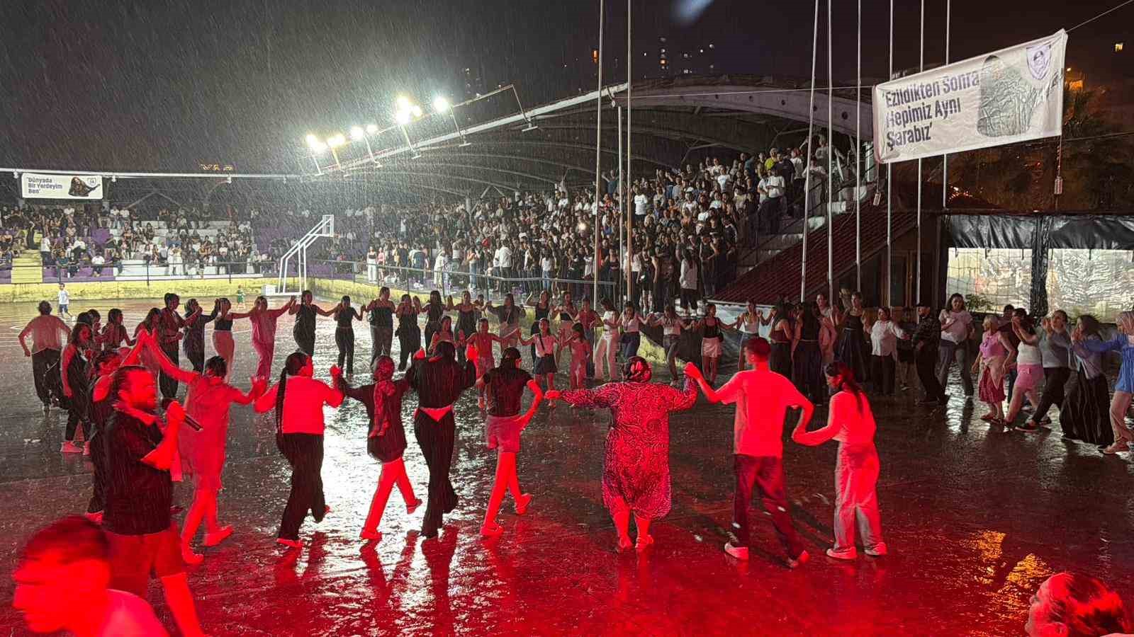 Karadeniz’de konser böyle olur: Sağanak yağmur başladı, onlar horona devam etti