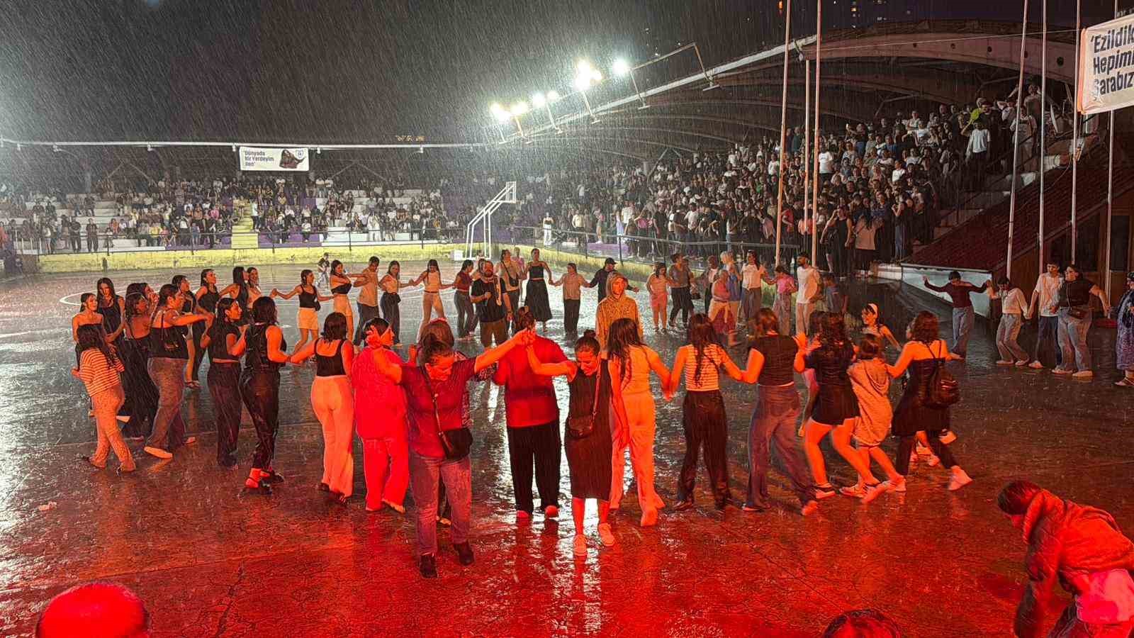 Karadeniz’de konser böyle olur: Sağanak yağmur başladı, onlar horona devam etti
