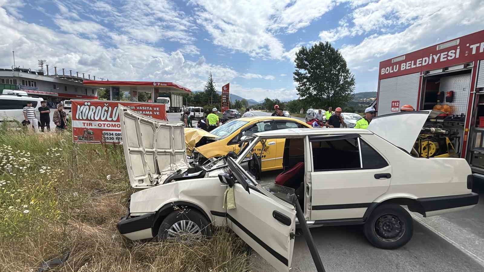 Bolu’da ticari taksi ile otomobil çarpıştı: 5 yaralı