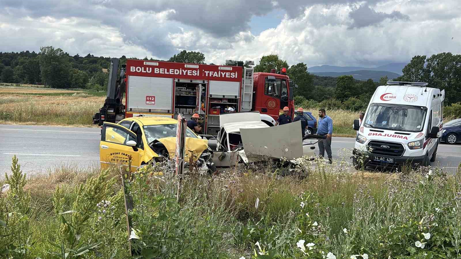 Bolu’da ticari taksi ile otomobil çarpıştı: 5 yaralı