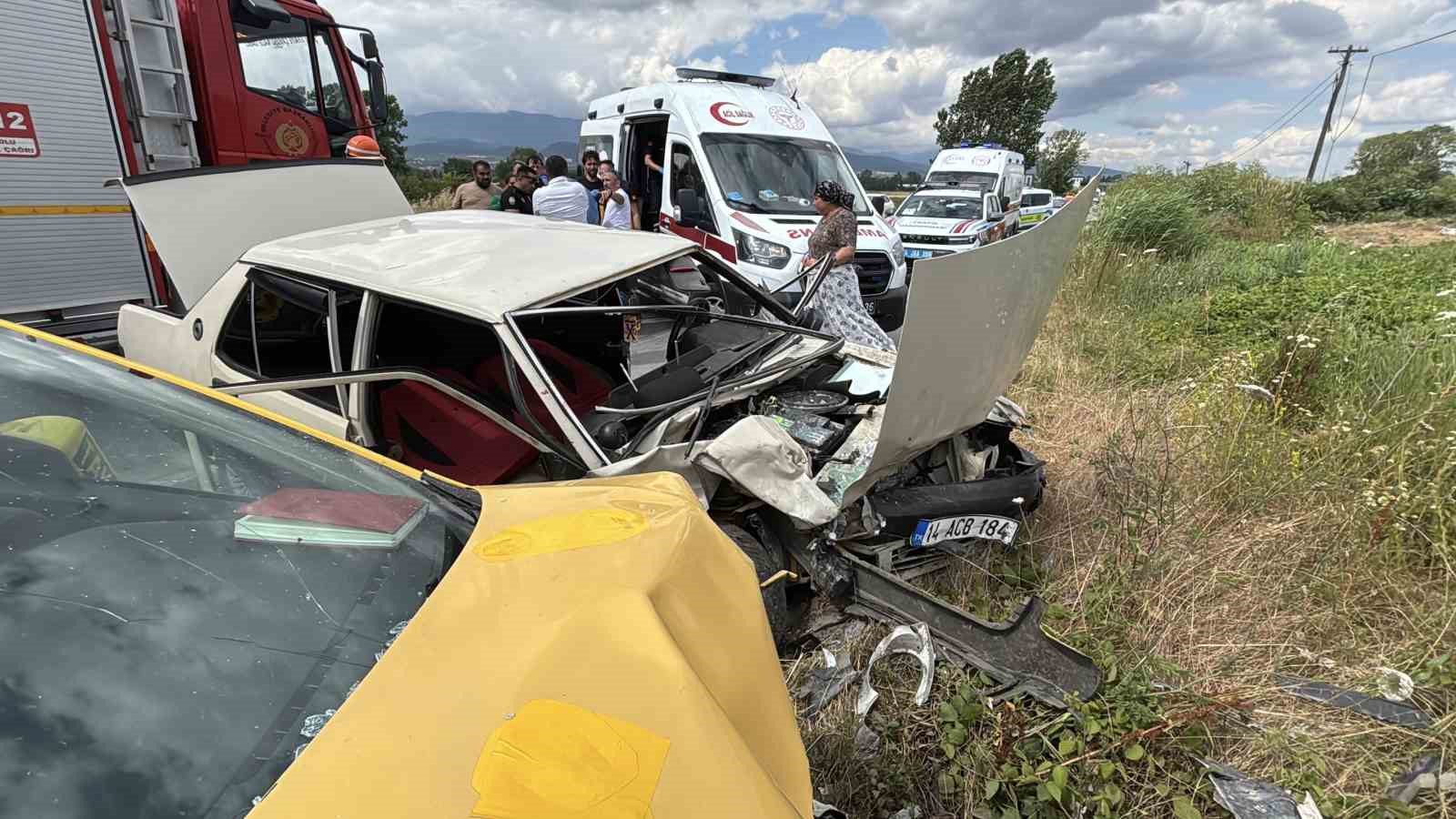 Bolu’da ticari taksi ile otomobil çarpıştı: 5 yaralı