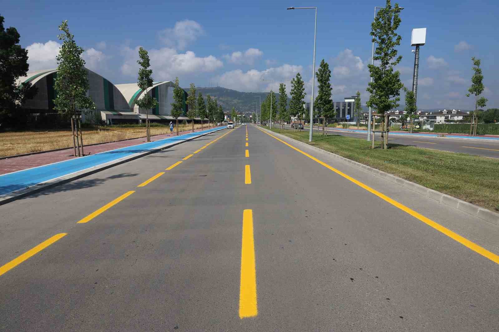 Büyükşehir, yol çizgilerini yenileyerek güvenli ulaşımı güçlendiriyor