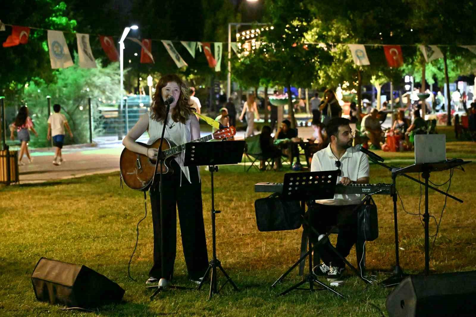 ’Akustik Yaz Akşamları’ Manisalılara müzik dolu bir hafta sonu yaşattı