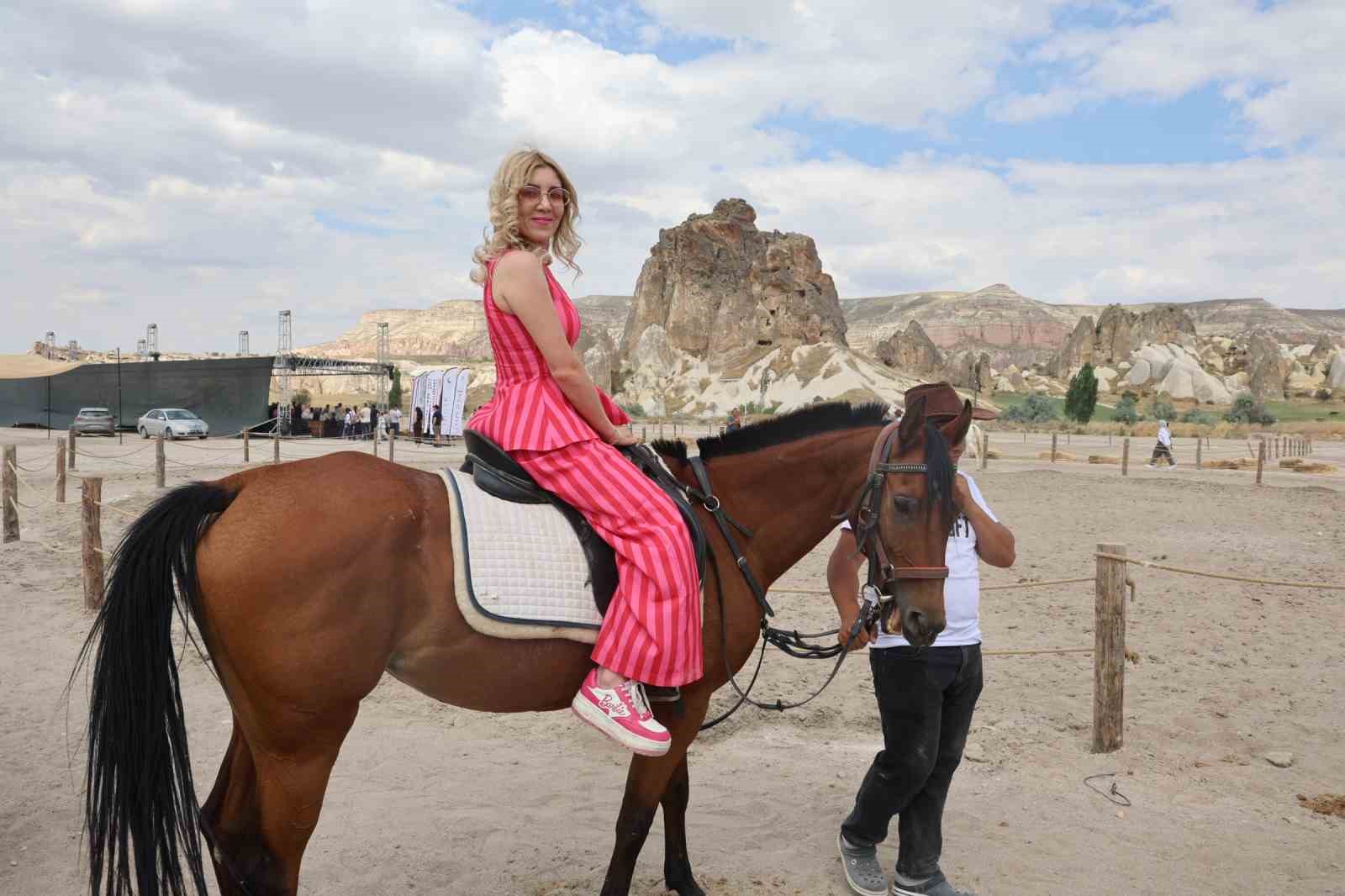 Kapadokya’da güzellikleriyle büyüleyen atlar podyuma çıktı