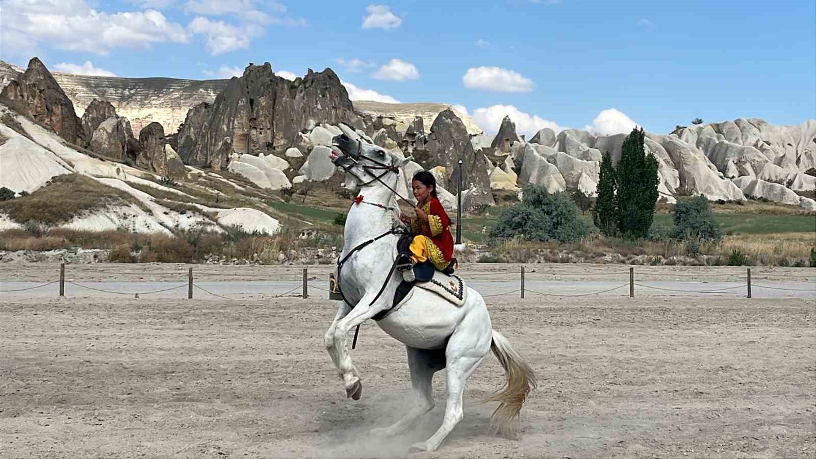 Kapadokya’da güzellikleriyle büyüleyen atlar podyuma çıktı