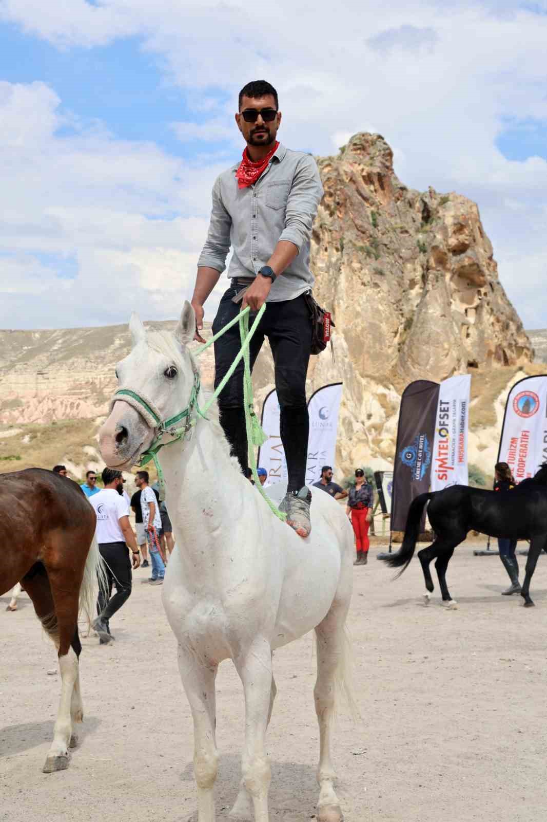 Kapadokya’da güzellikleriyle büyüleyen atlar podyuma çıktı