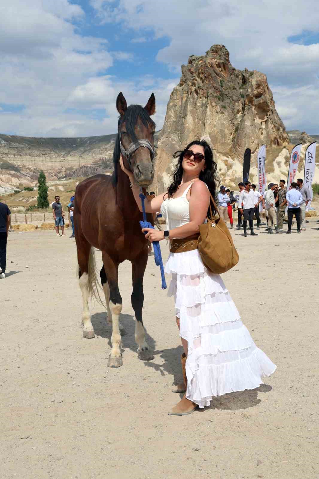 Kapadokya’da güzellikleriyle büyüleyen atlar podyuma çıktı