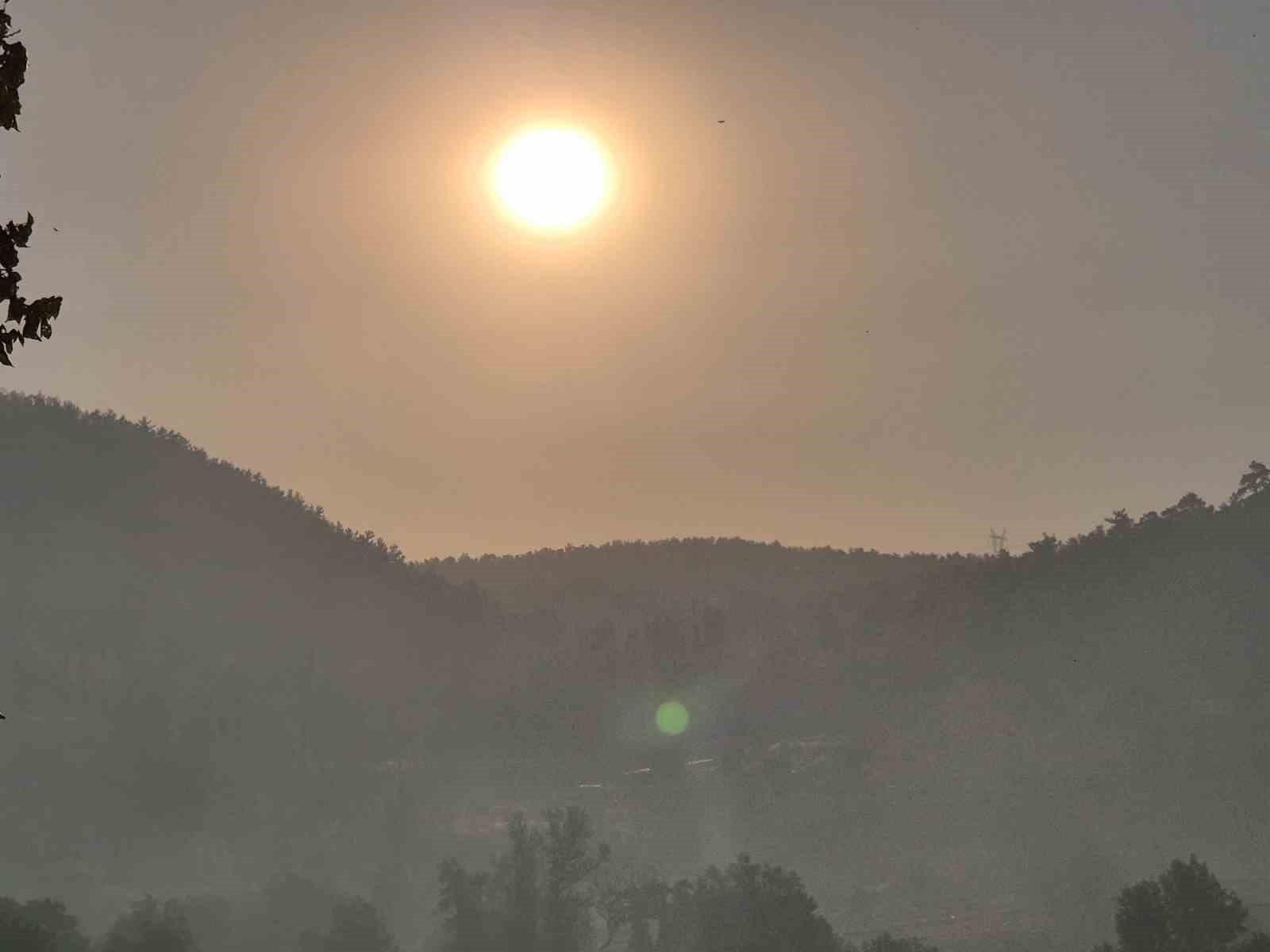 Balıkesir’deki yangında gökyüzünü dumanlar kapladı
