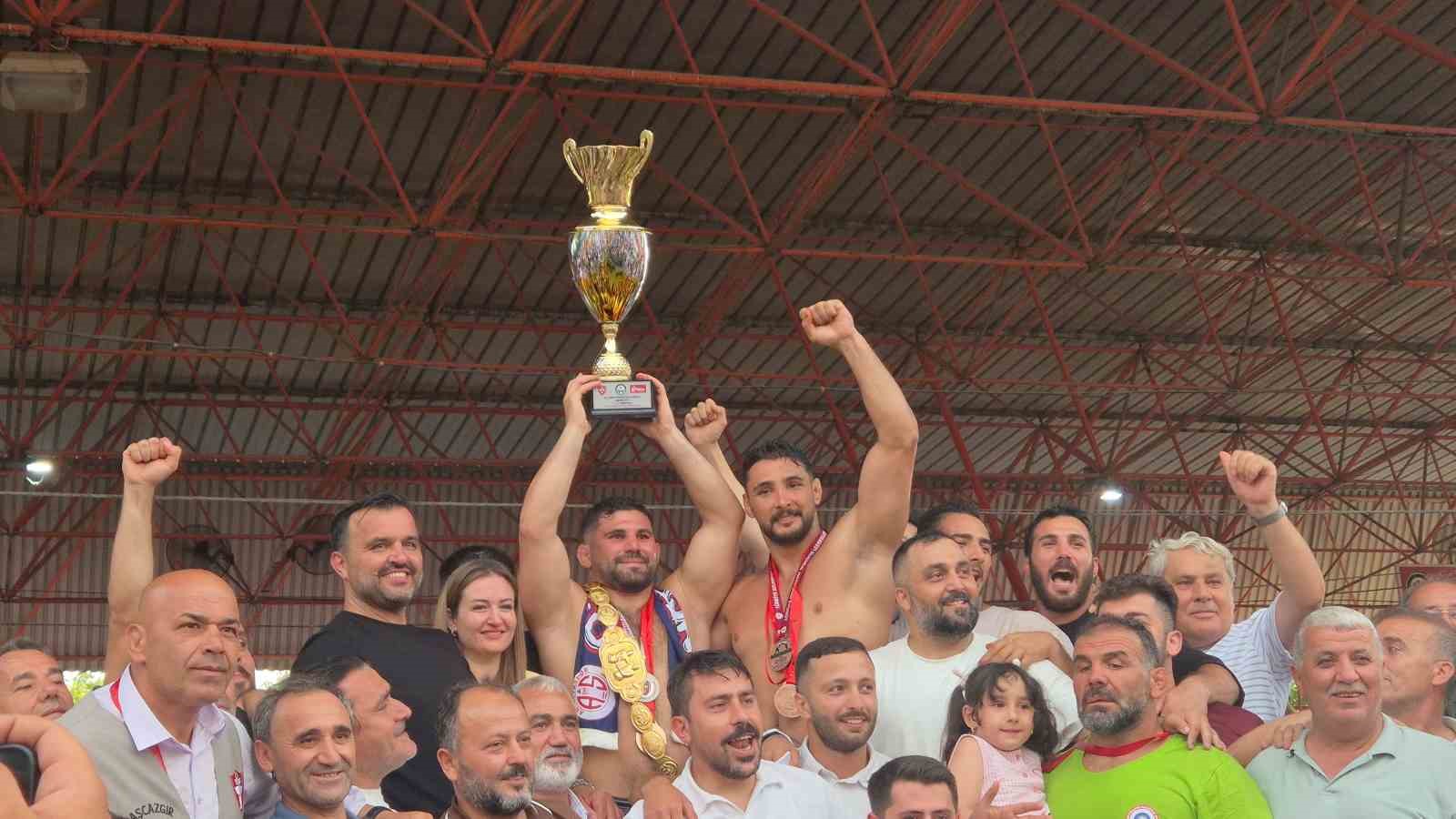 Başpehlivan Erkan Taş, altın kemerini taktı
