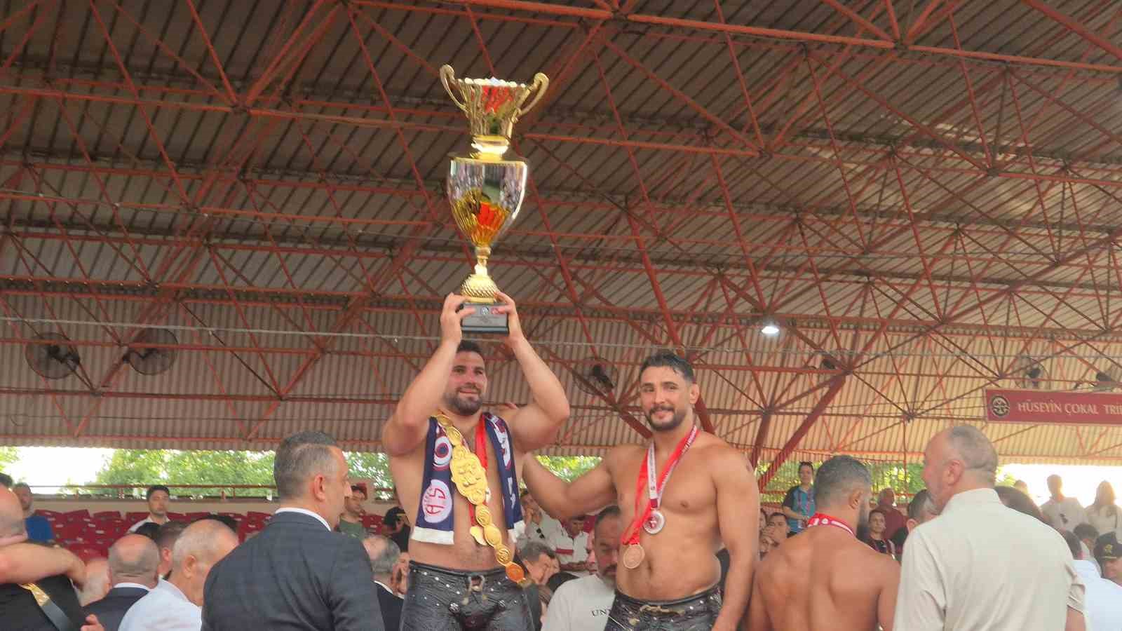 Başpehlivan Erkan Taş, altın kemerini taktı