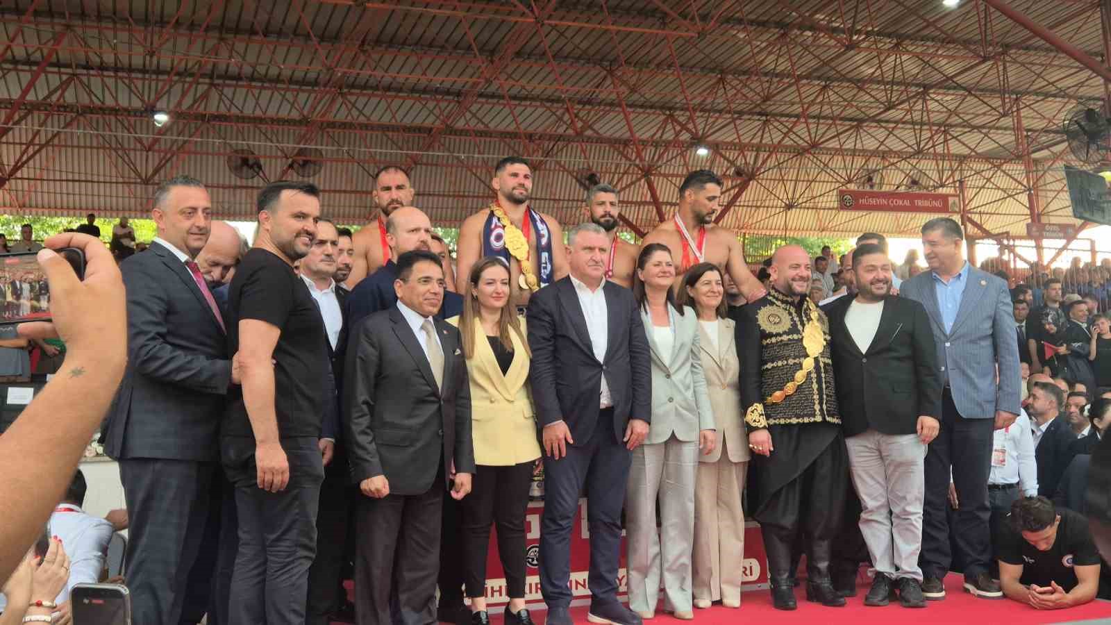 Başpehlivan Erkan Taş, altın kemerini taktı