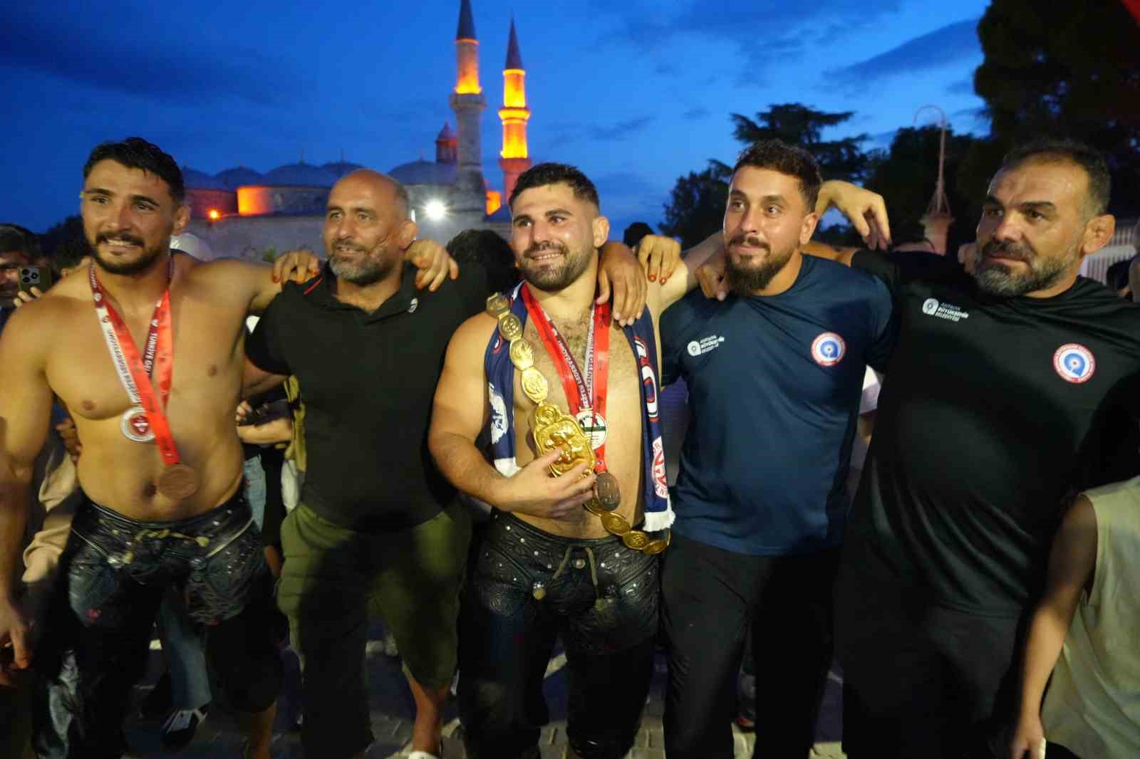 Başpehlivan Erkan Taş, Edirne’de hamam geleneğini sürdürdü