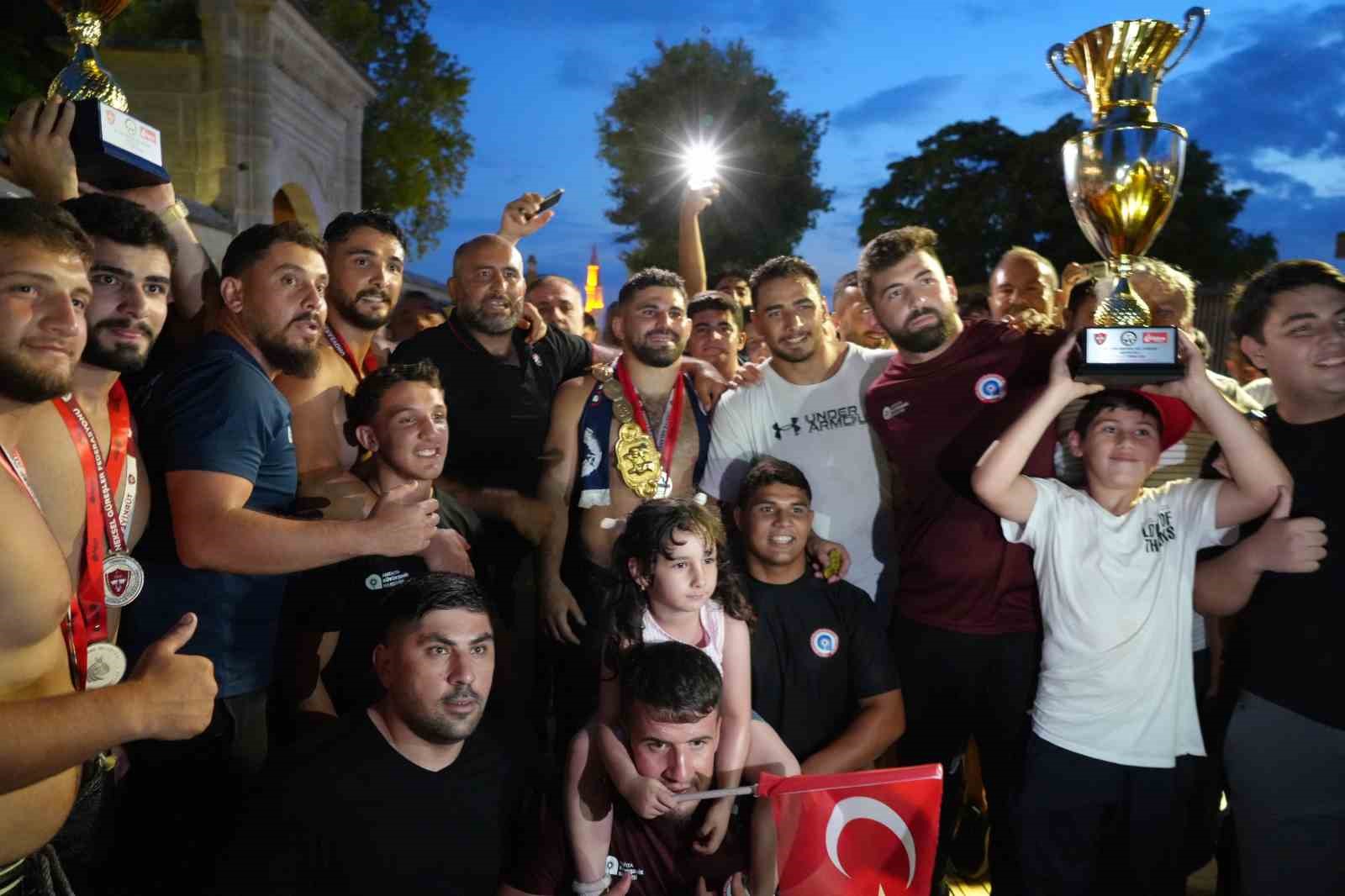 Başpehlivan Erkan Taş, Edirne’de hamam geleneğini sürdürdü