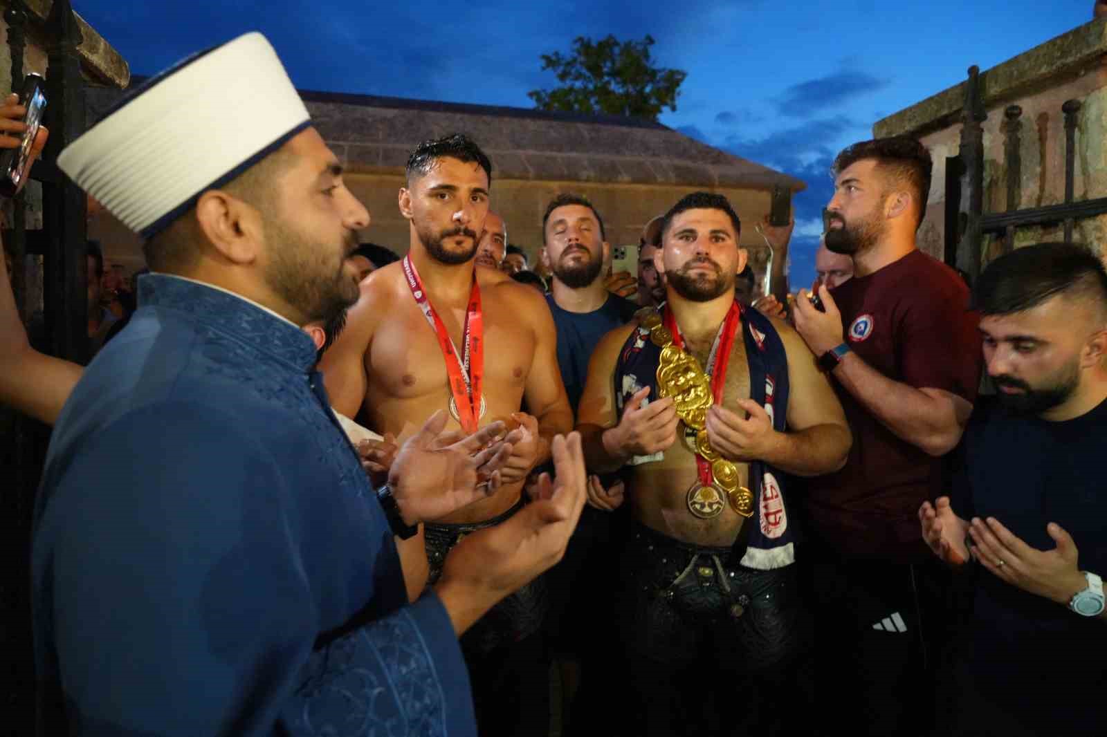 Başpehlivan Erkan Taş, Edirne’de hamam geleneğini sürdürdü