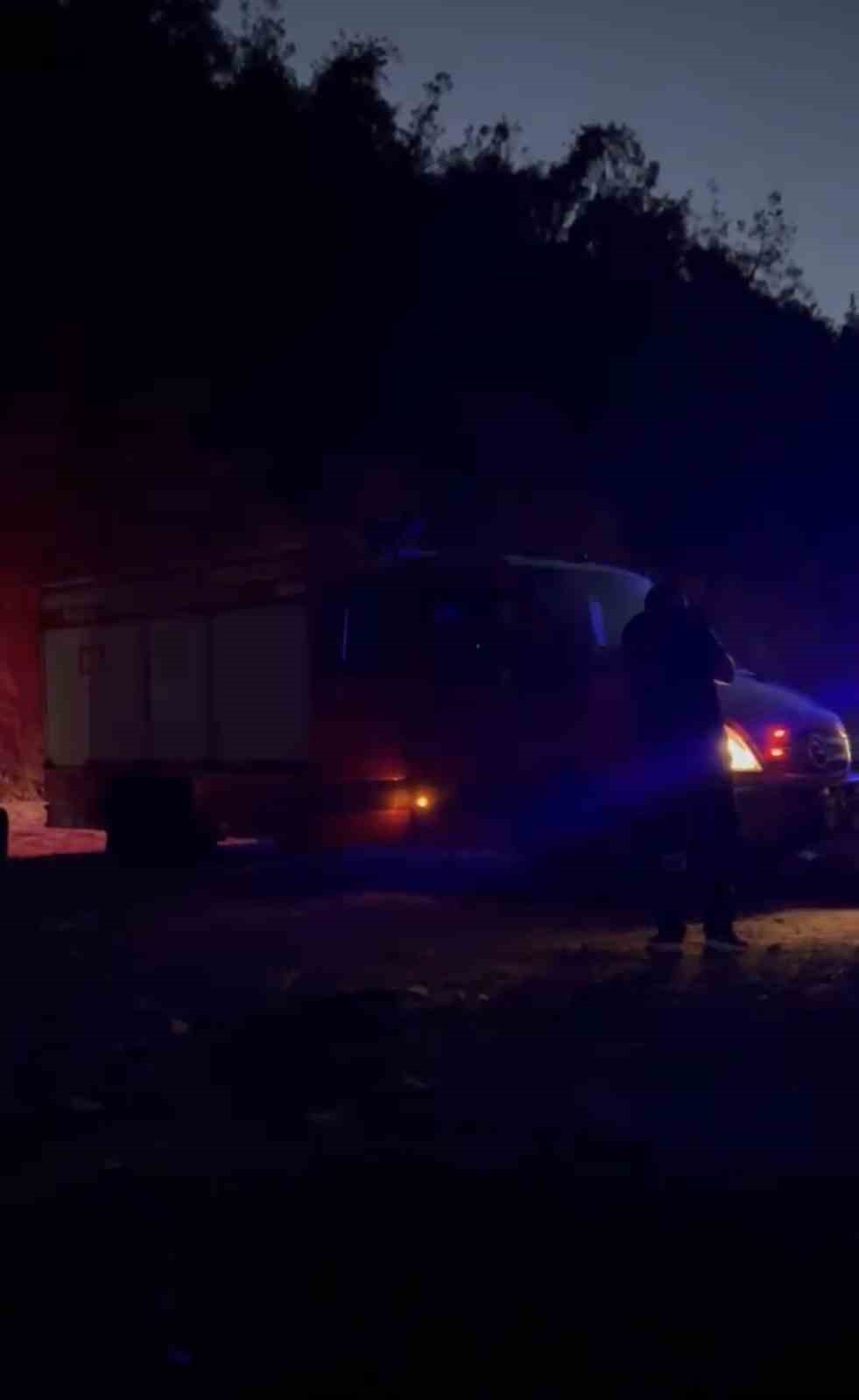 Bursa’da sarp arazide mahsur kalan 2 genç halatla kurtarıldı