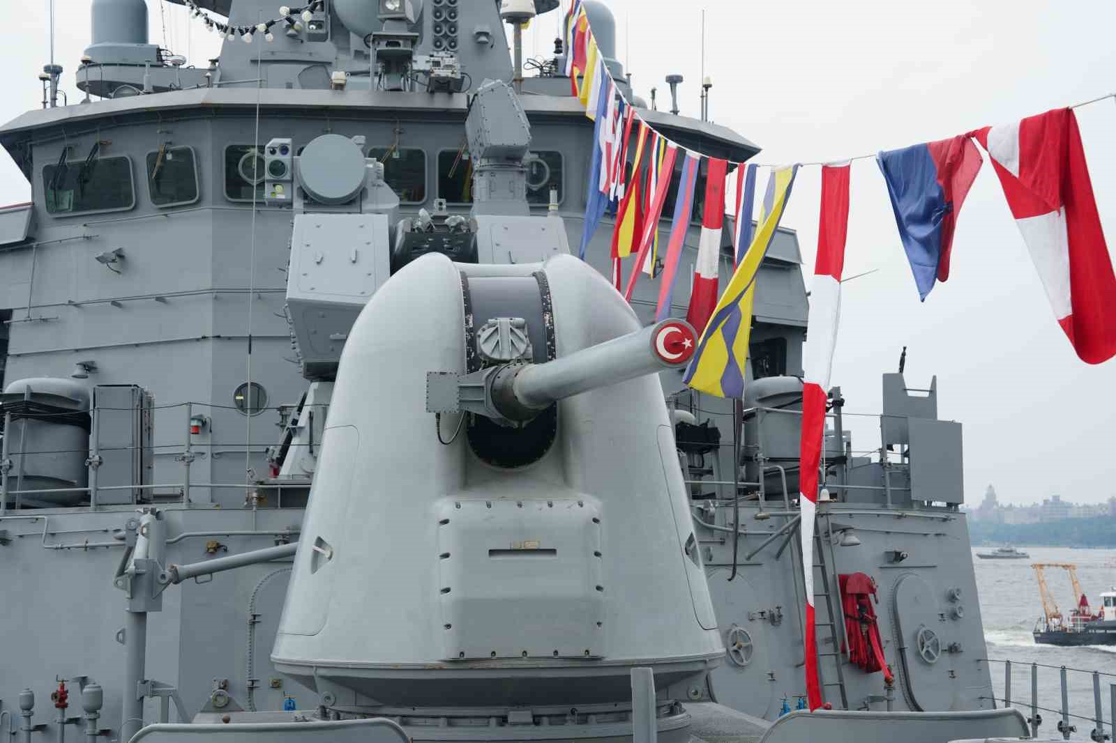 Türk donanmasından Atlantik’in ötesinde güç gösterisi: TCG Oruçreis New York’ta