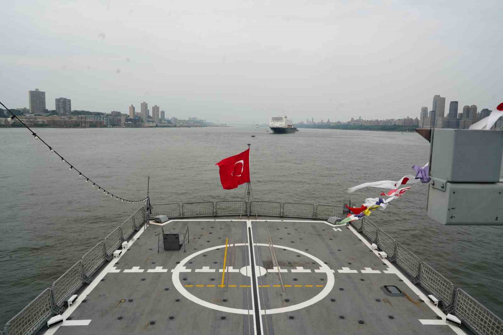 Türk donanmasından Atlantik’in ötesinde güç gösterisi: TCG Oruçreis New York’ta