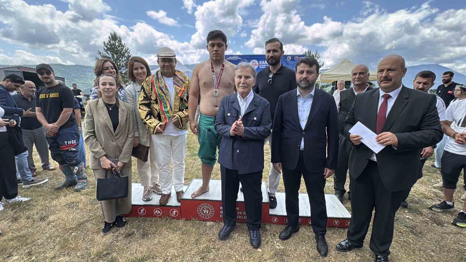 8. Aladağ Şenlikleri’nde Ayna ve Mahmut Tuncer rüzgarı esti