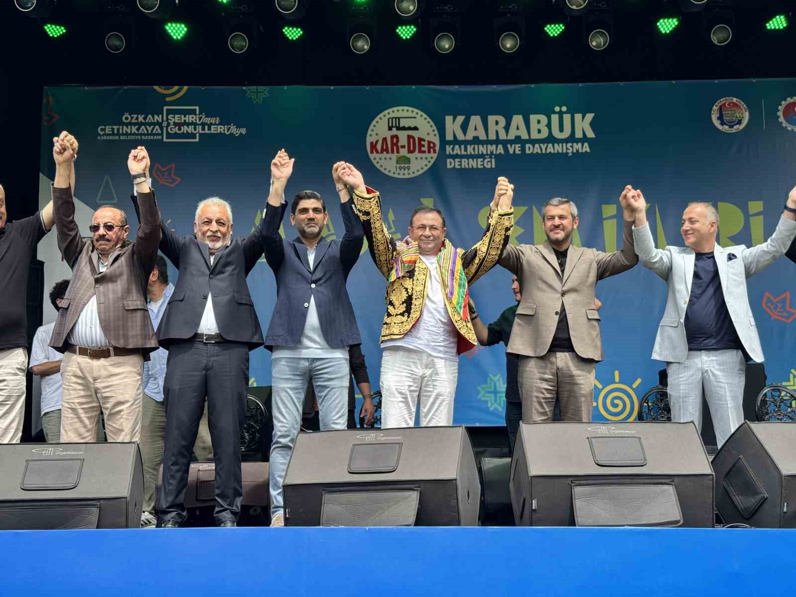 8. Aladağ Şenlikleri’nde Ayna ve Mahmut Tuncer rüzgarı esti