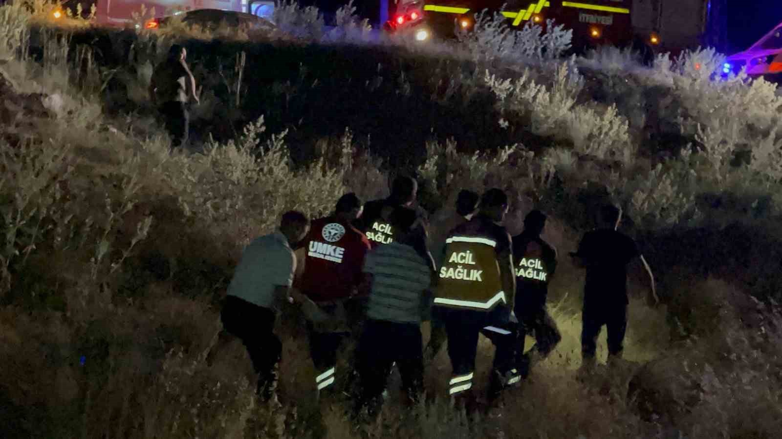 Otomobil takla atarak şarampole uçtu: 3 yaralı