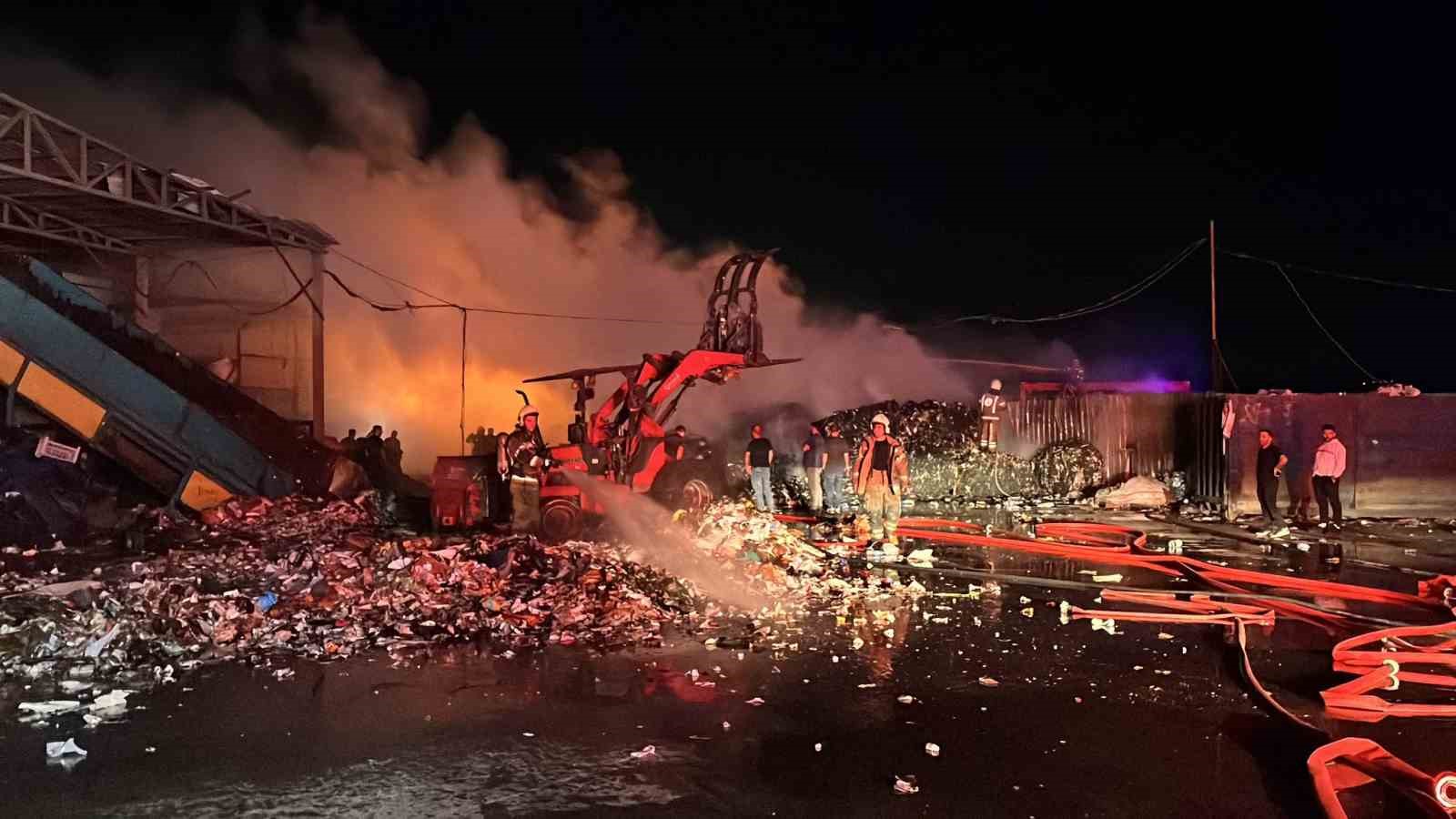 Geri dönüşüm tesisi alevlere teslim oldu