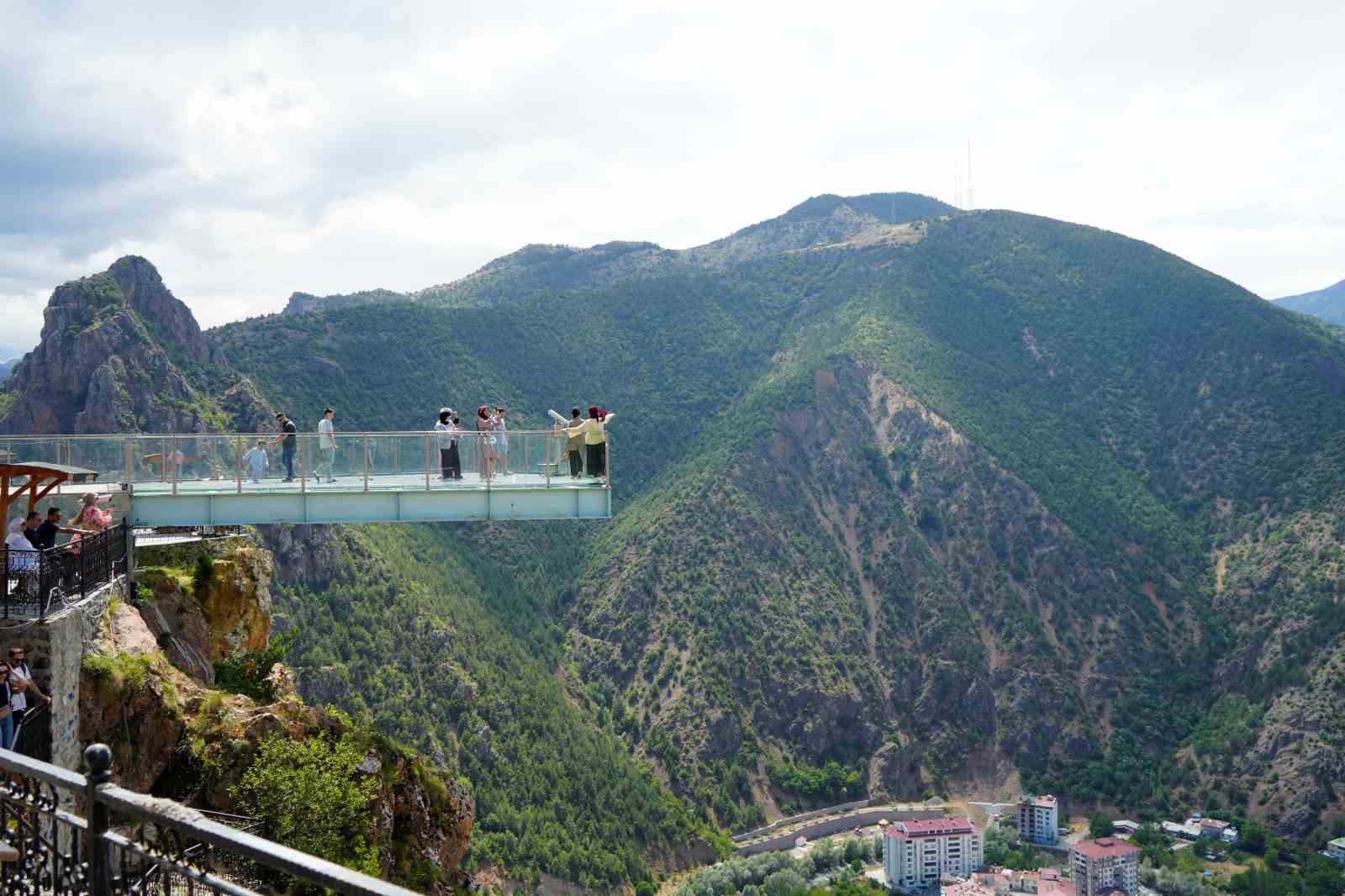 Torul Kalesi Cam Seyir Terası, yaz sıcaklarında ziyaretçilerin uğrak noktası oldu