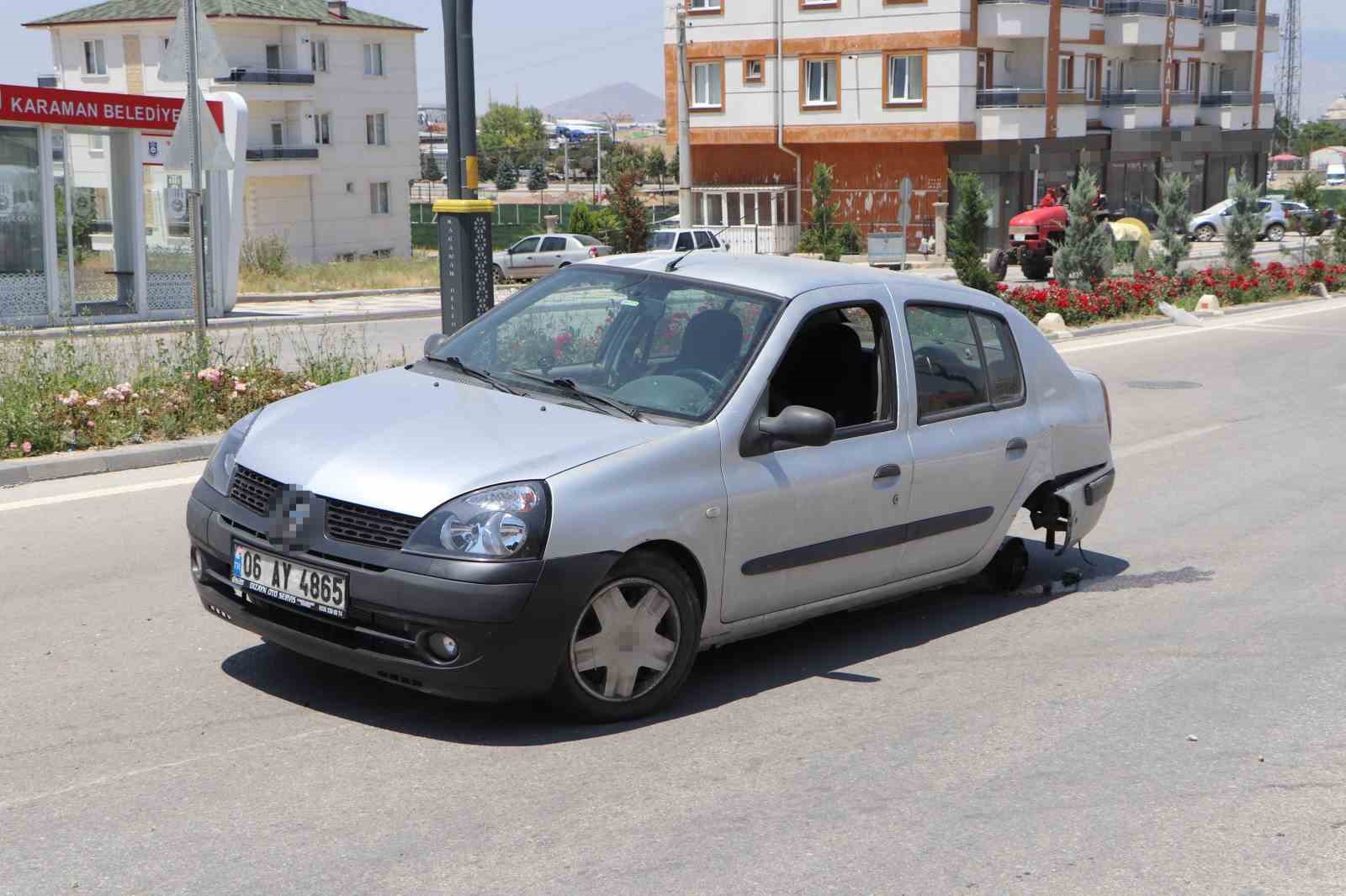 Karaman’da dubaya çarpan otomobilin tekeri ile egzozu koptu: Kaza anı kamerada