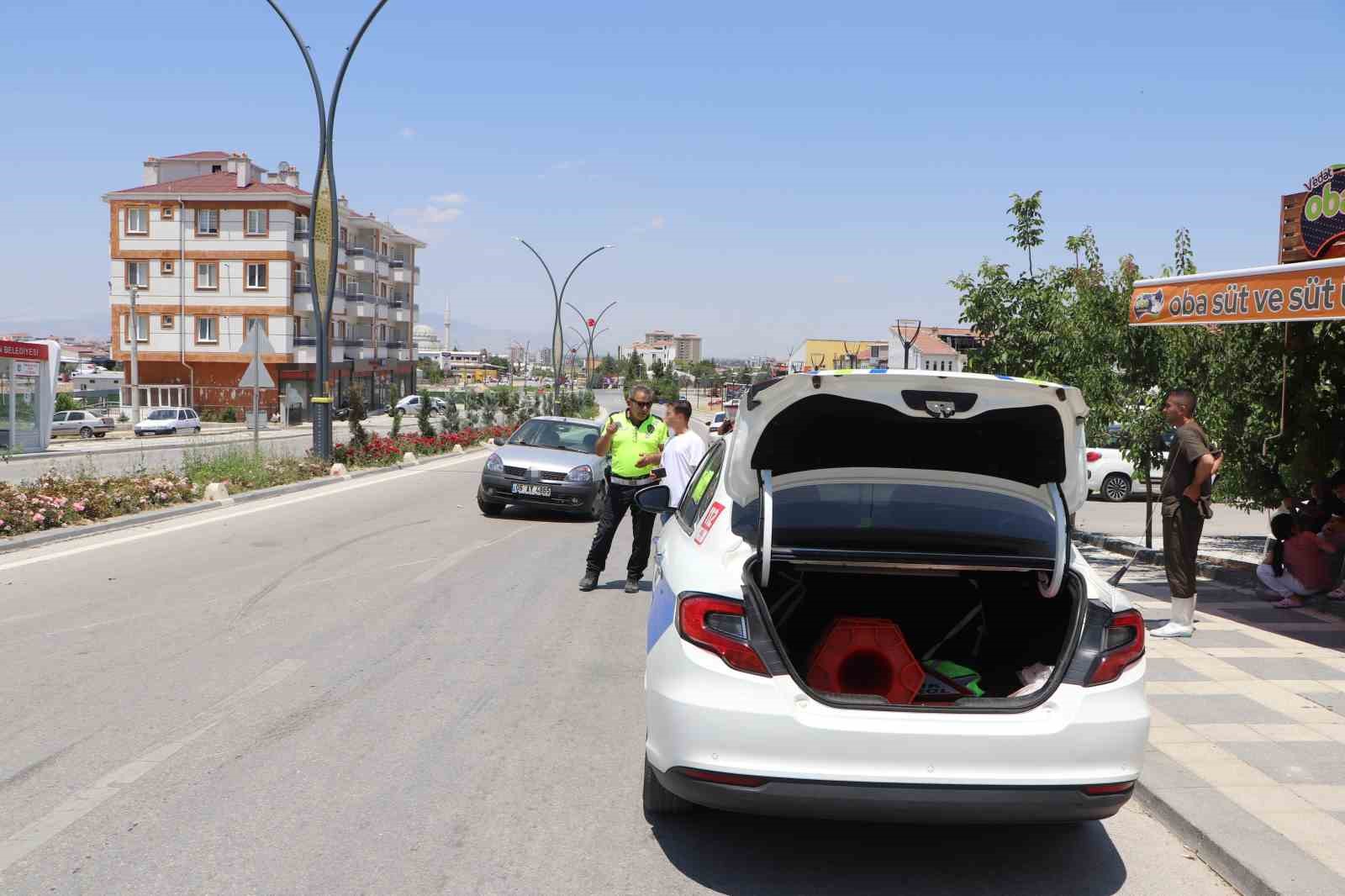 Karaman’da dubaya çarpan otomobilin tekeri ile egzozu koptu: Kaza anı kamerada
