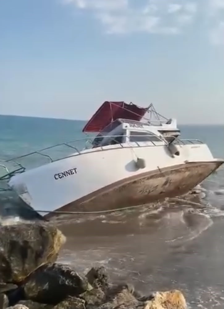 Arızalanan tekne, çekilirken kısmen battı