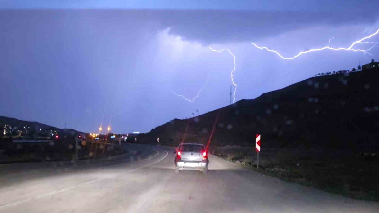 Van’da yağmurla birlikte şimşekler geceyi aydınlattı
