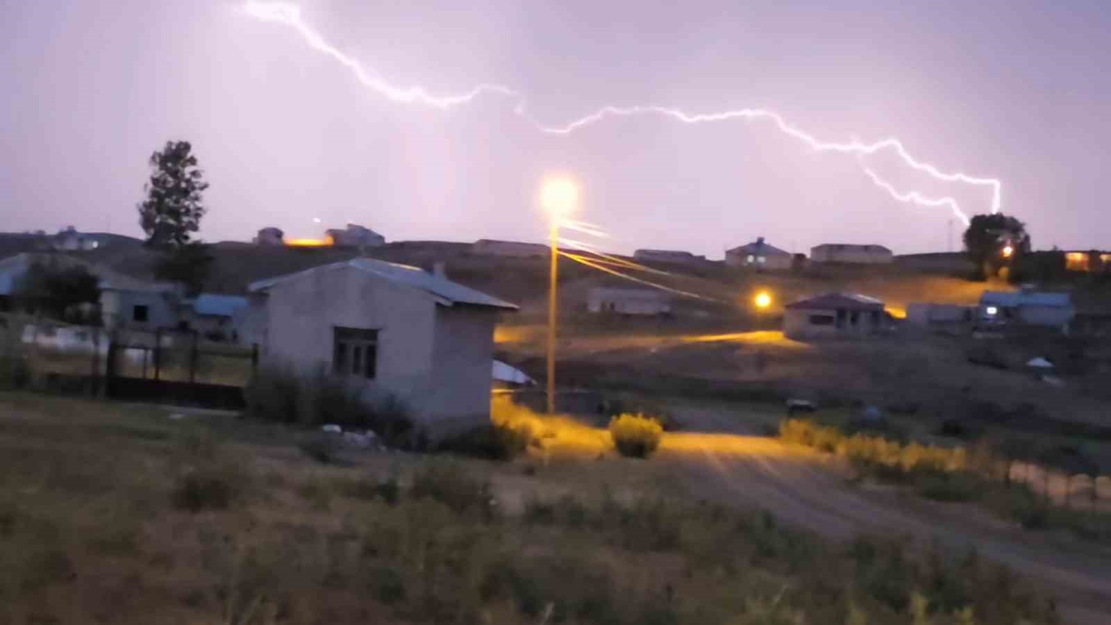 Van’da yağmurla birlikte şimşekler geceyi aydınlattı