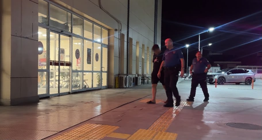 Husumetlisinin iş yerinin camlarını kırdı, emniyete gidip teslim oldu
