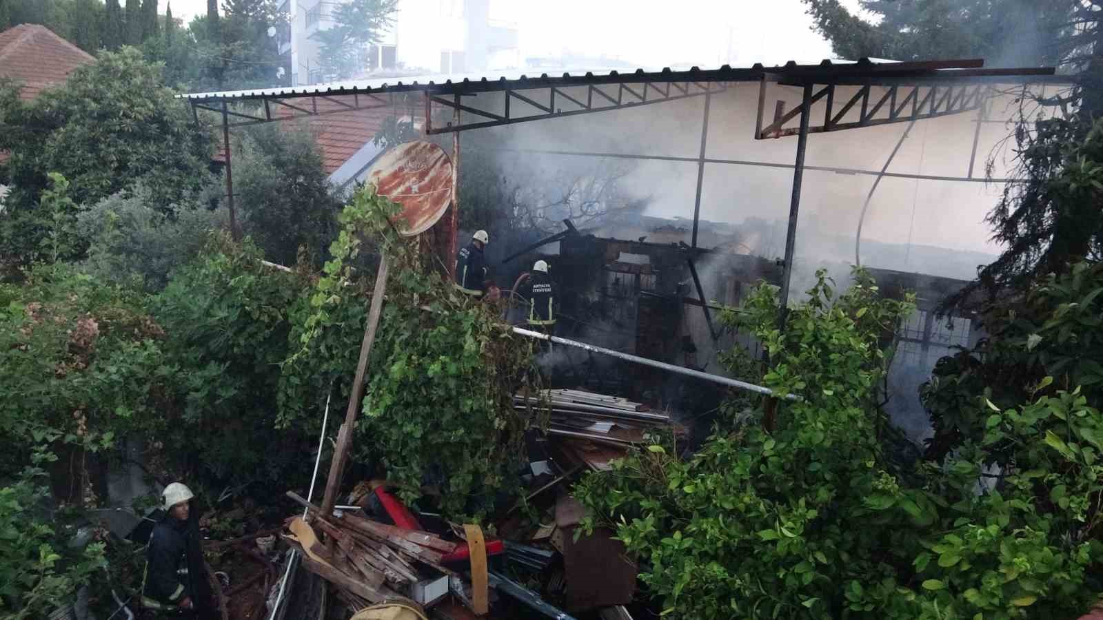 40 yıllık emeği gözlerinin önünde küle döndü