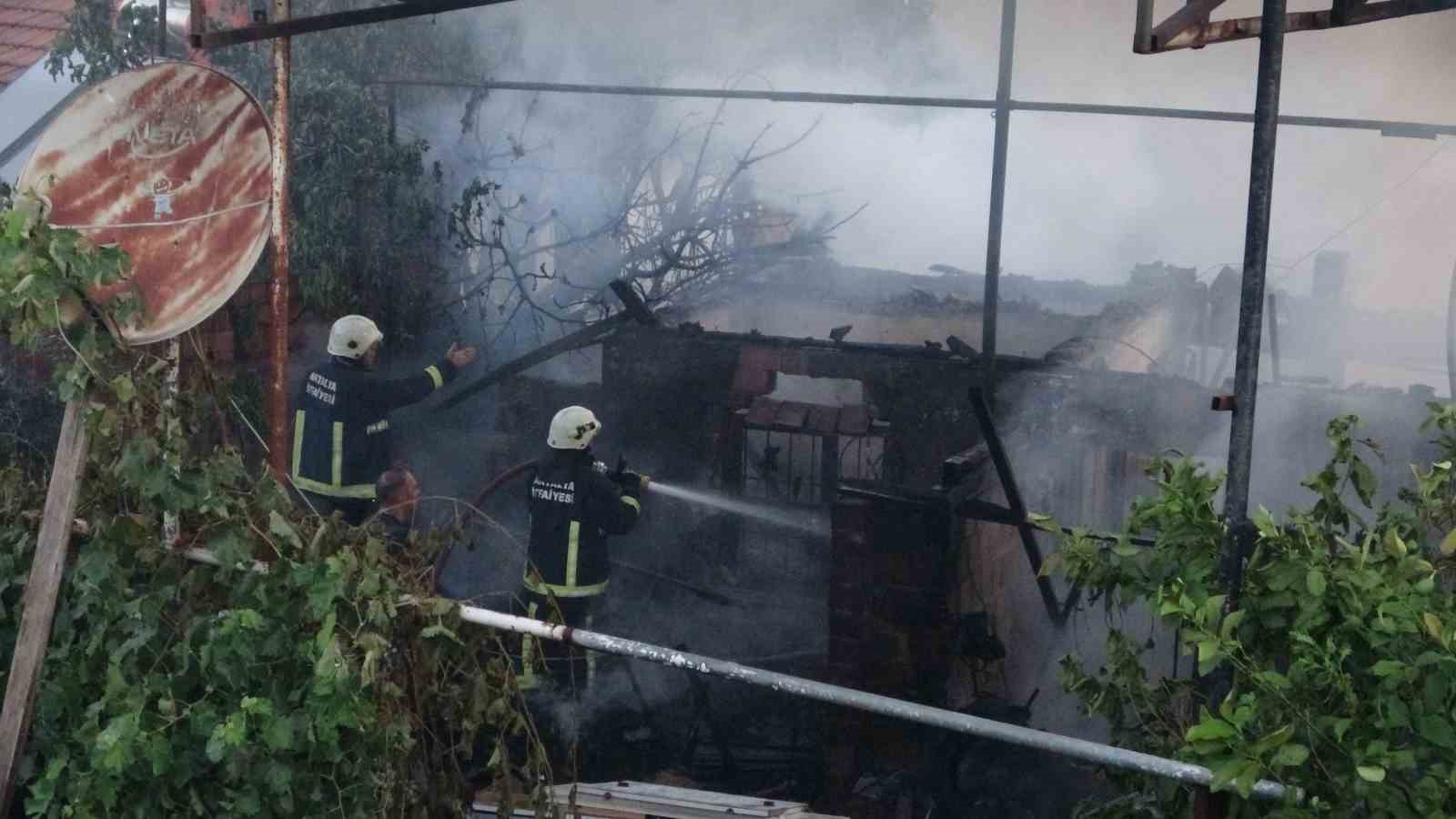 40 yıllık emeği gözlerinin önünde küle döndü