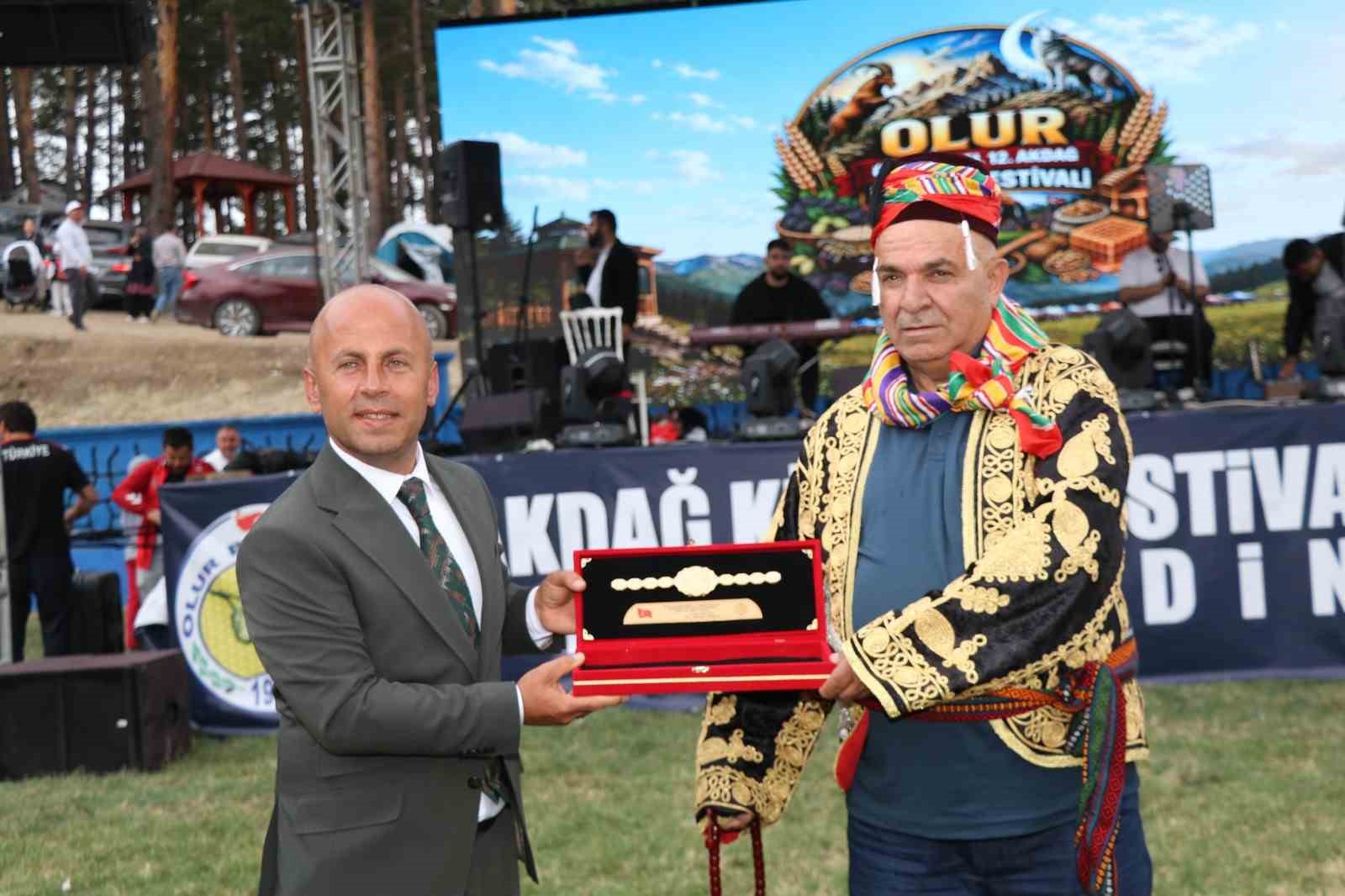 Akdağ Karakucak Güreşleri’nin başpehlivanı Kenan Gör oldu