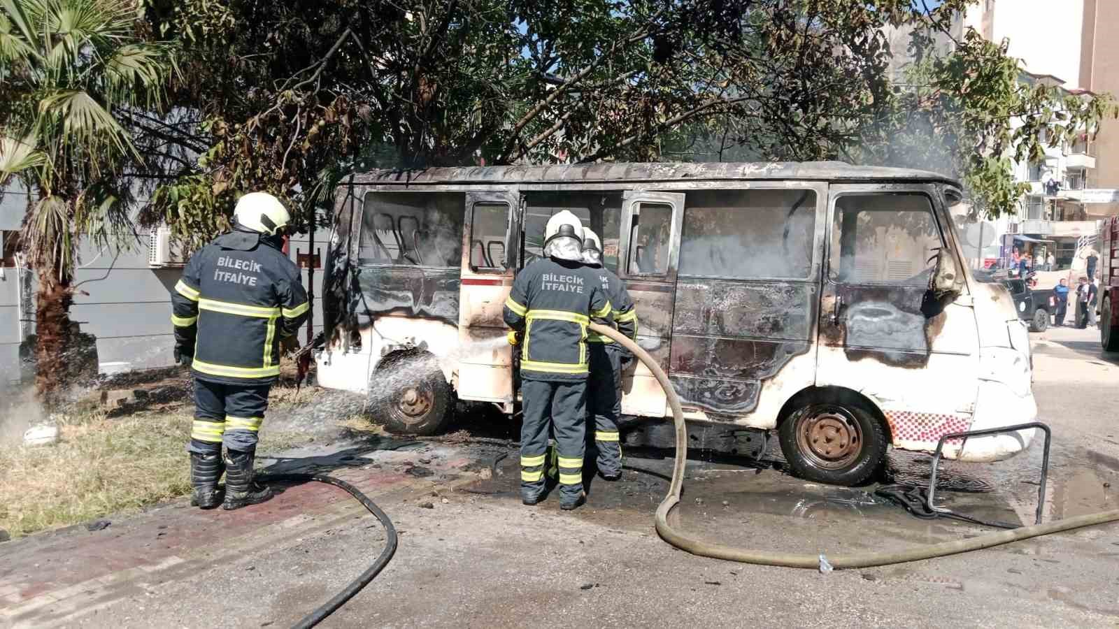 Park halindeki minibüs alev alev yandı